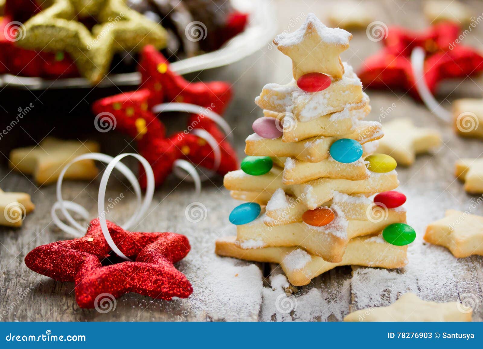 Biscoito Bonito Da árvore De Natal Decorado Com Açúcar E Cor De Crosta De  Gelo Imagem de Stock - Imagem de delicioso, neve: 78276903