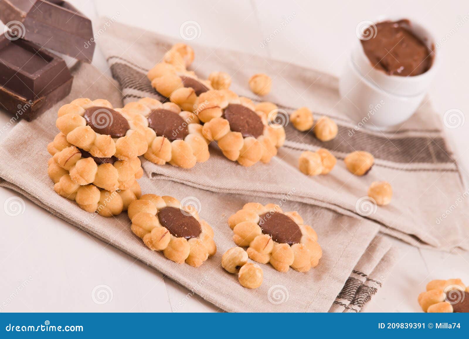 Biscoitos De Chocolate Em Forma De Flor. Imagem de Stock - Imagem de  delicioso, biscoito: 209839391