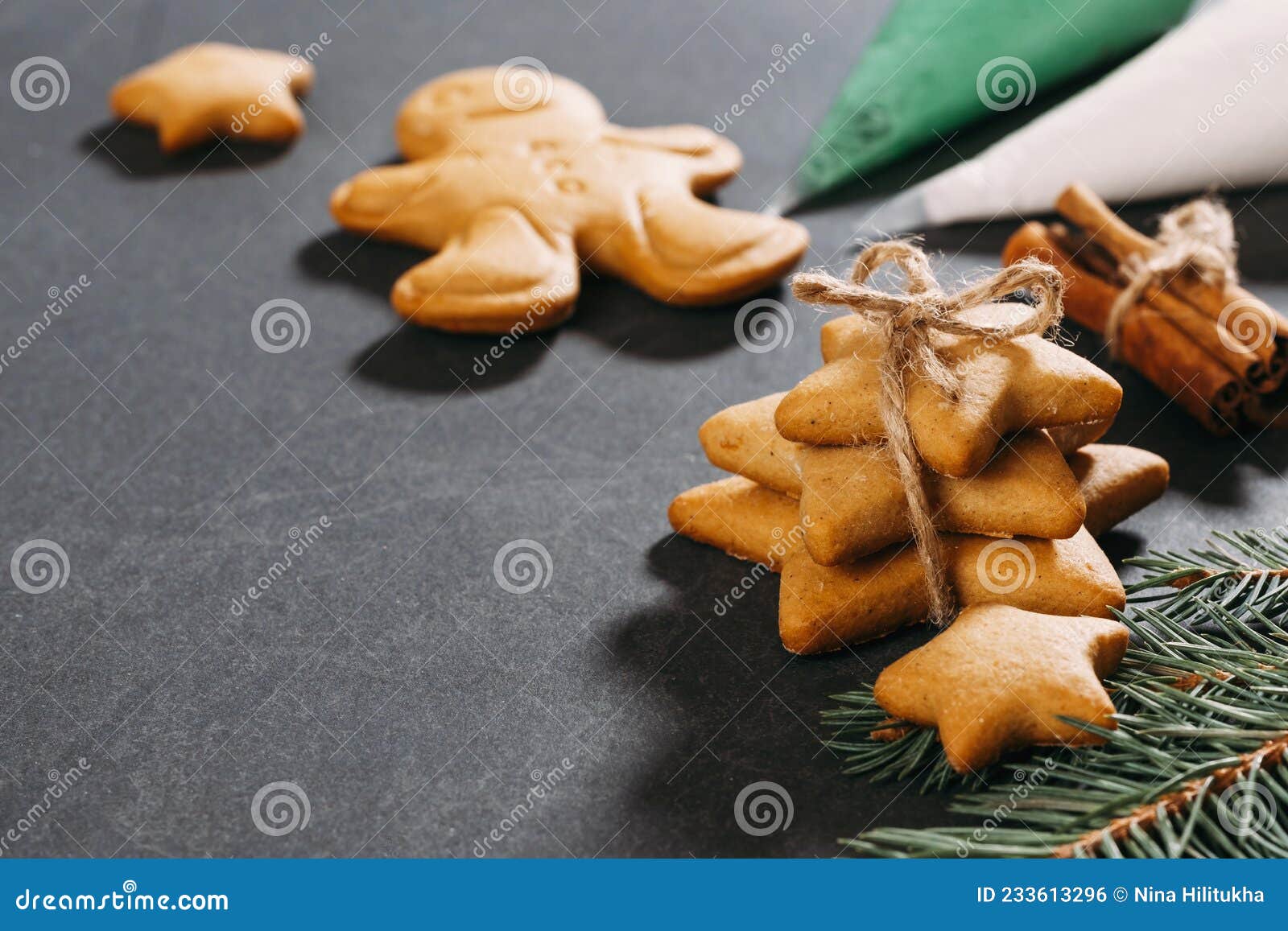 Biscoitos De Gengibre De Natal Para Decoração Com Gelo. Espaço De Cópia  Foto de Stock - Imagem de sobremesa, biscoito: 233613296