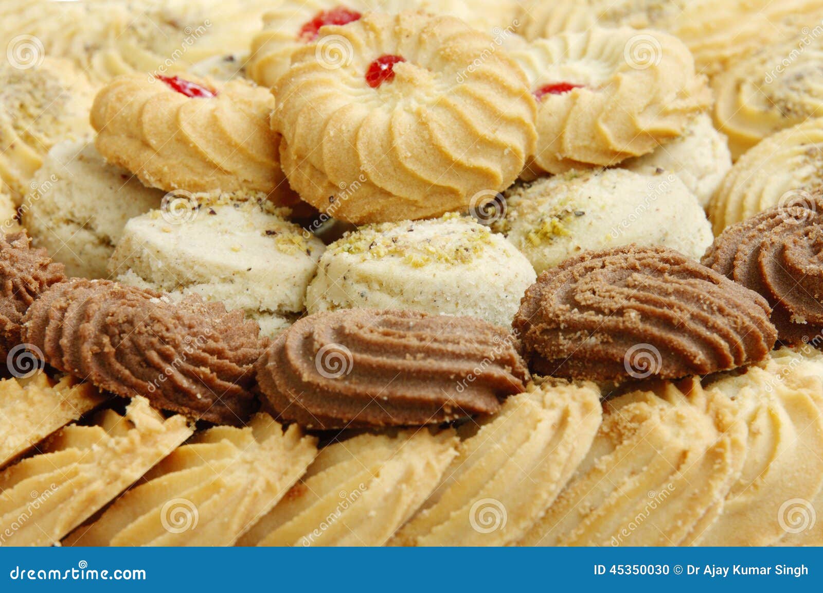 Biscoitos e cookies, foco seletivo. Os biscoitos e as cookies são geralmente produtos cozidos baseados farinha