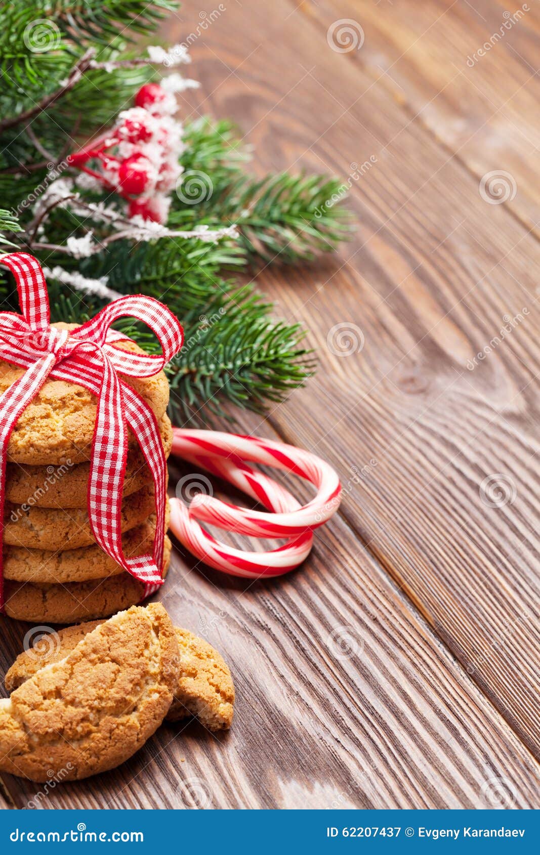 Biscotti Bastoncini Di Natale.Biscotti Bastoncino Di Zucchero Ed Albero Del Pan Di Zenzero Di Natale Immagine Stock Immagine Di Caramella Stagionale 62207437