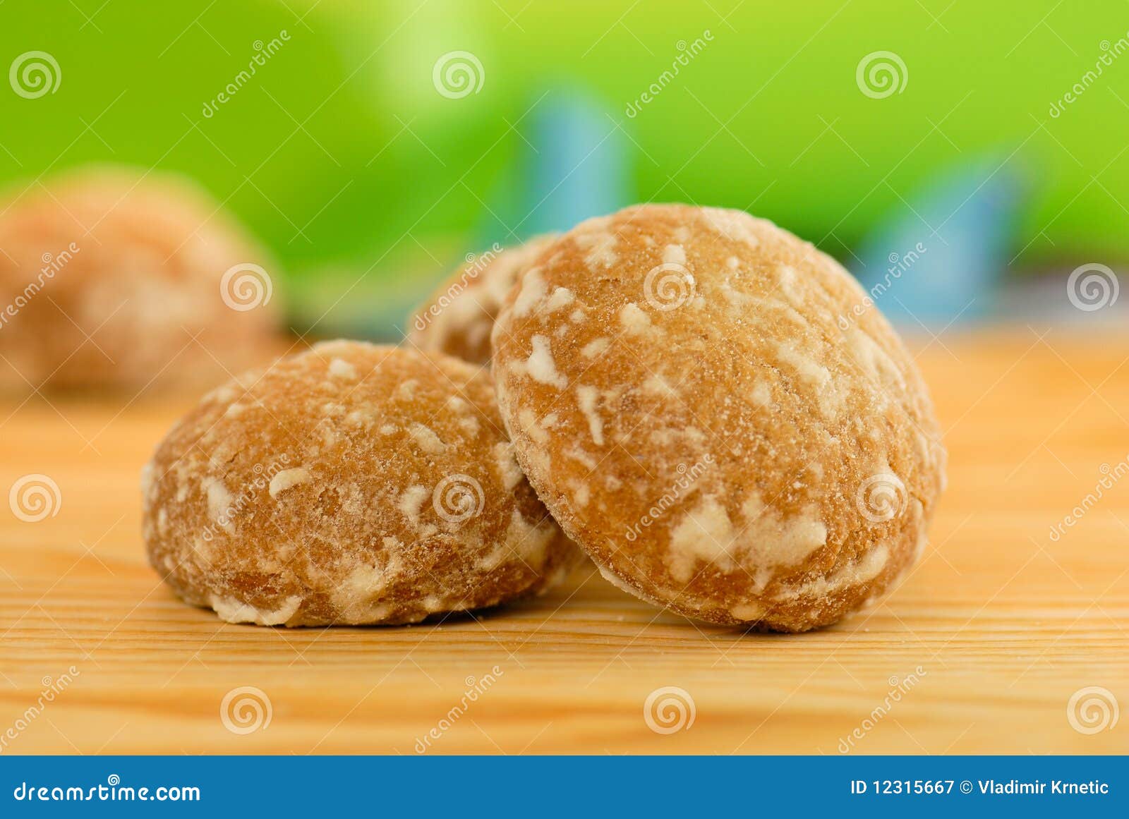 Mucchio dei biscotti o dei biscotti decorati su superficie di legno.