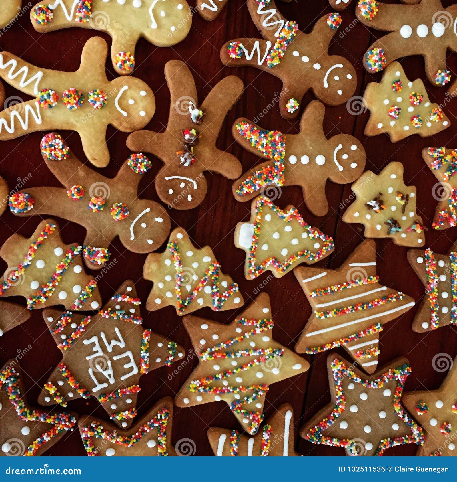 Decorazioni Per Biscotti Di Natale.Biscotti Di Natale Decorati Per I Bambini Fotografia Stock Immagine Di Spruzza Figure 132511536