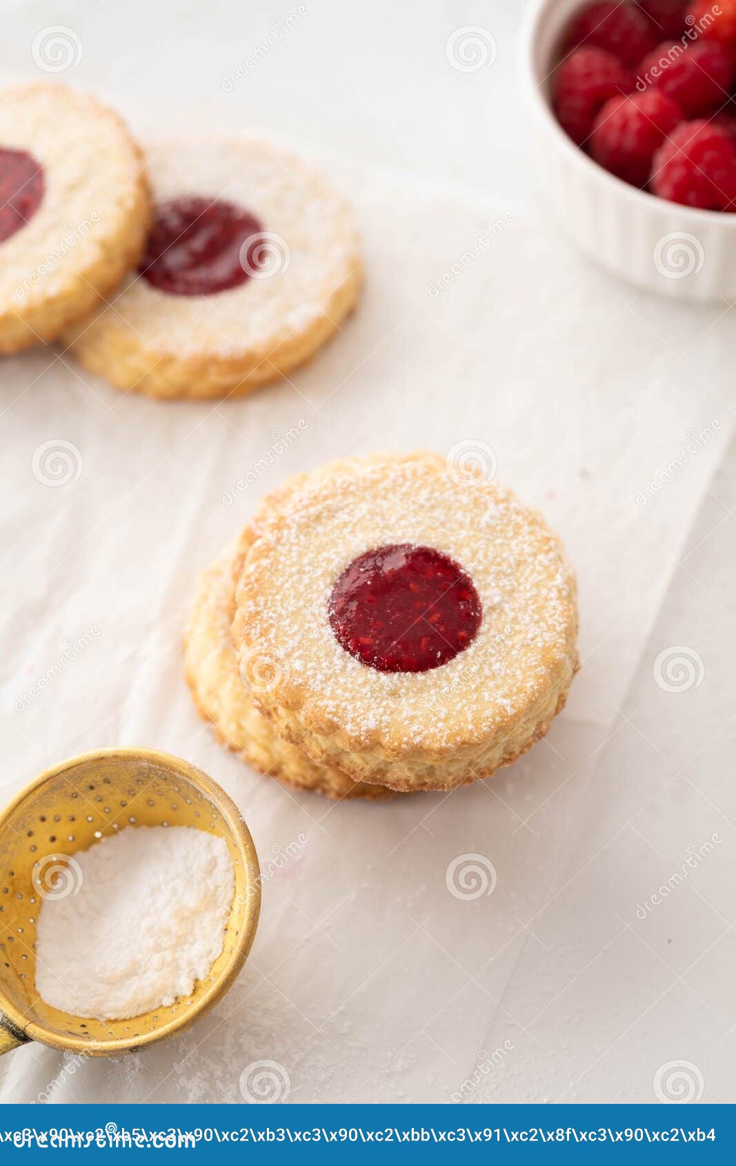 Biscotti Di Natale Austriaci.Biscotti Di Natale Biscotti Di Linzer Con L Inceppamento Di Lampone Sul Fondo Bianco Della Tavola Biscotti Austriaci Tradizionali Fotografia Stock Immagine Di Marmalade Biscotto 124261696