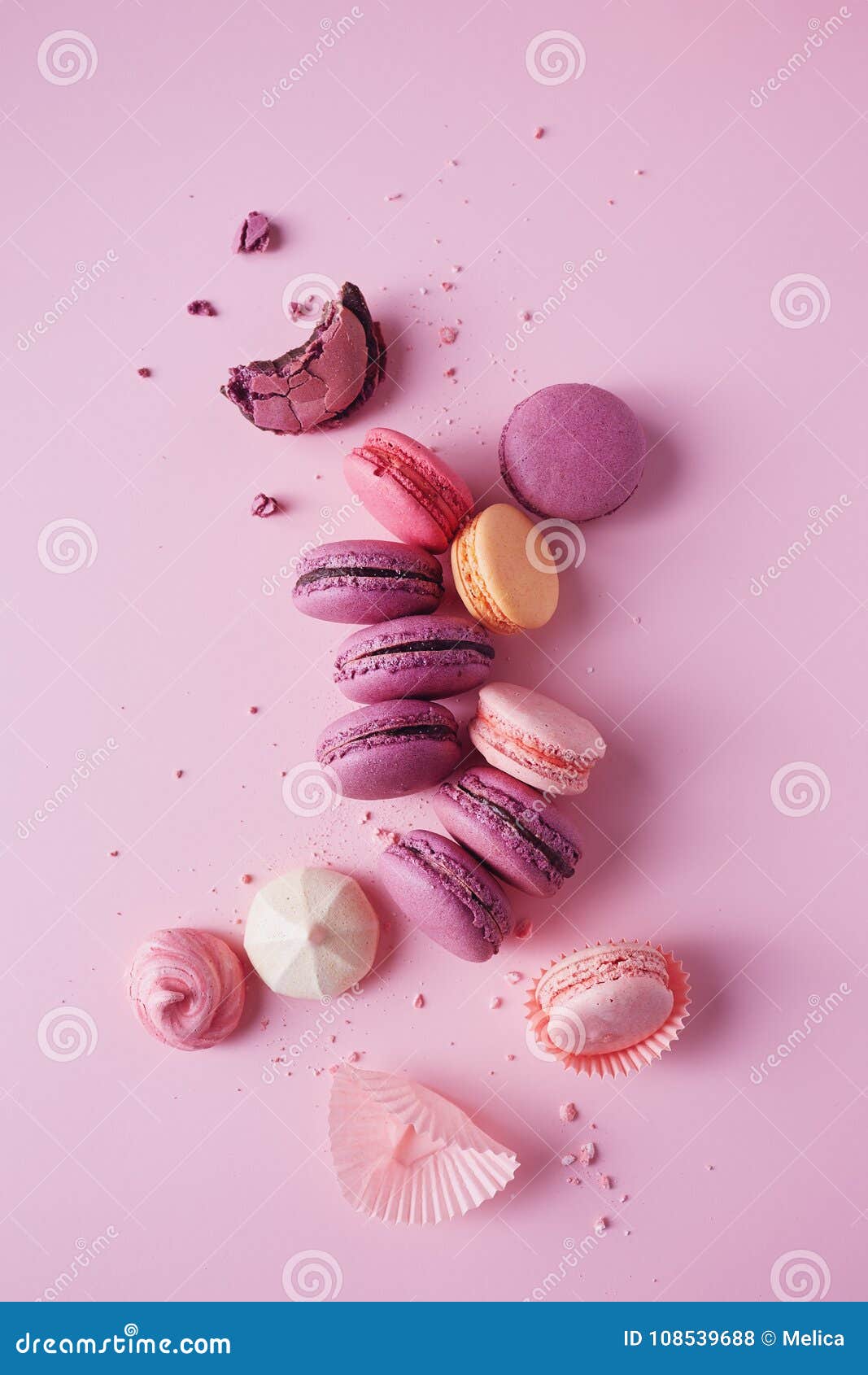 Biscotti Francesi Su Fondo Rosa Fotografia Stock Immagine Di Morso Rotto 108539688