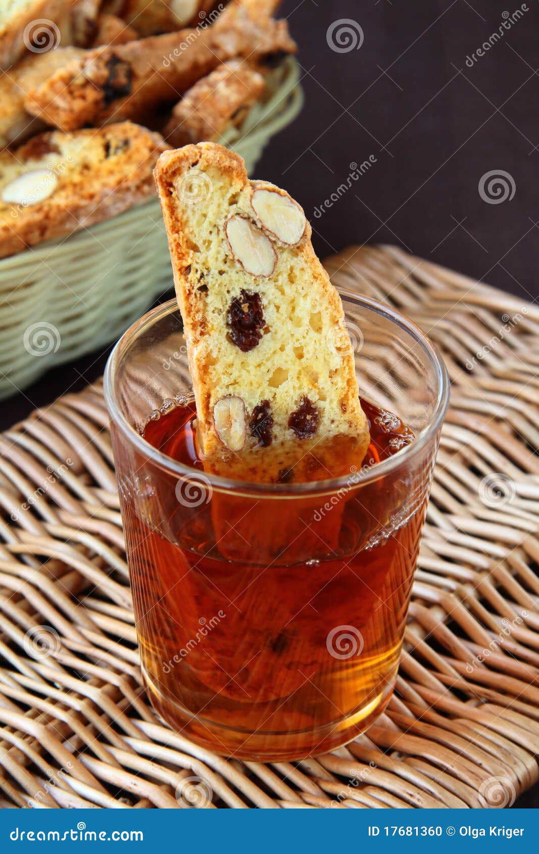 Biscotti italien avec le vin rouge, casse-croûte doux italien type