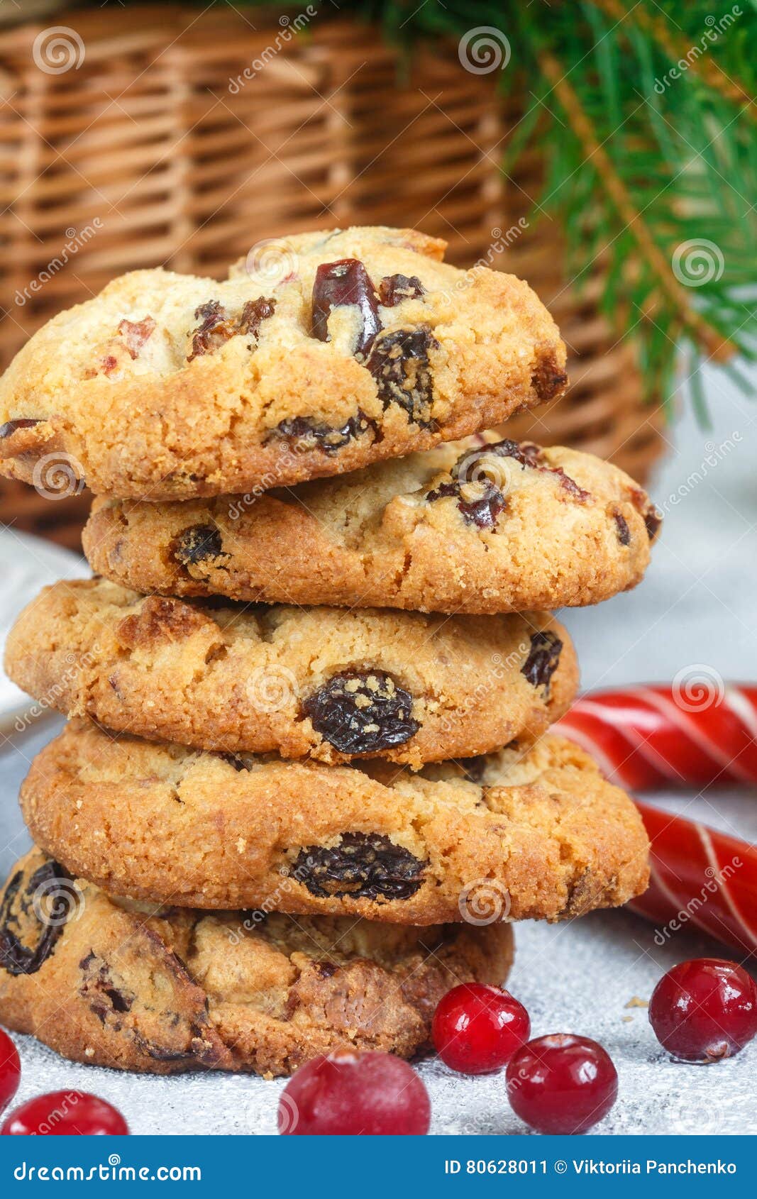 Dolci Secchi Di Natale.Biscotto Al Burro Di Natale Con Cioccolata Bianca Ed I Mirtilli Rossi Secchi Dolci Mandarini E Dadi Sulla Tavola Immagine Stock Immagine Di Dolci Brown 80628011