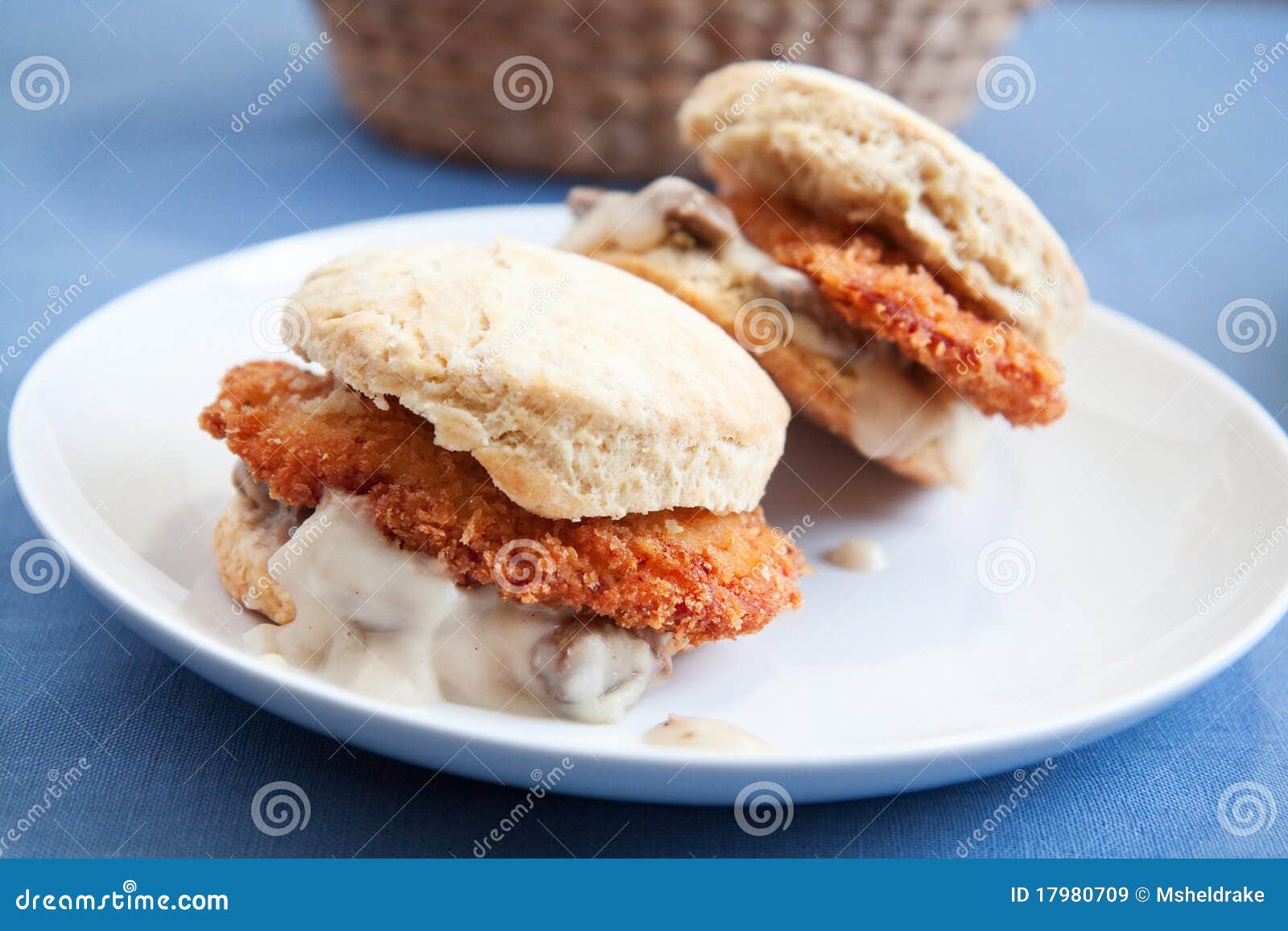 Biscuit De Poulet Et De Sauce Au Jus Image stock Image du sandwich