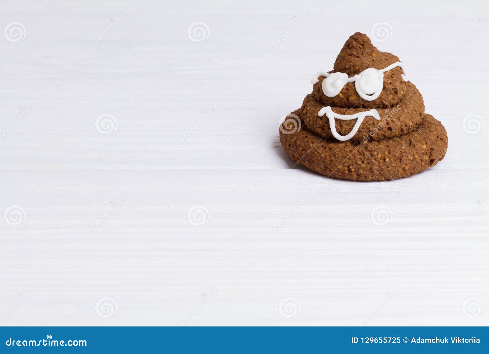Biscuit Drole De Chocolat D Emoji De Dunette Avec Le Decor Et Les Verres Blancs Dessert Mignon De Nourriture Endroit Gratuit Pour Image Stock Image Du Beurre Cuire