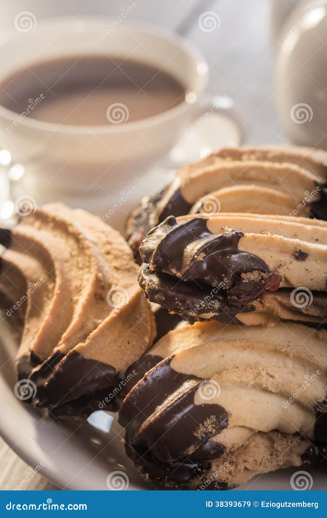 Biscuits Allemands De Pattes D Ours Sur Une Table Etendue Image Stock Image Du Plaque Remplissage