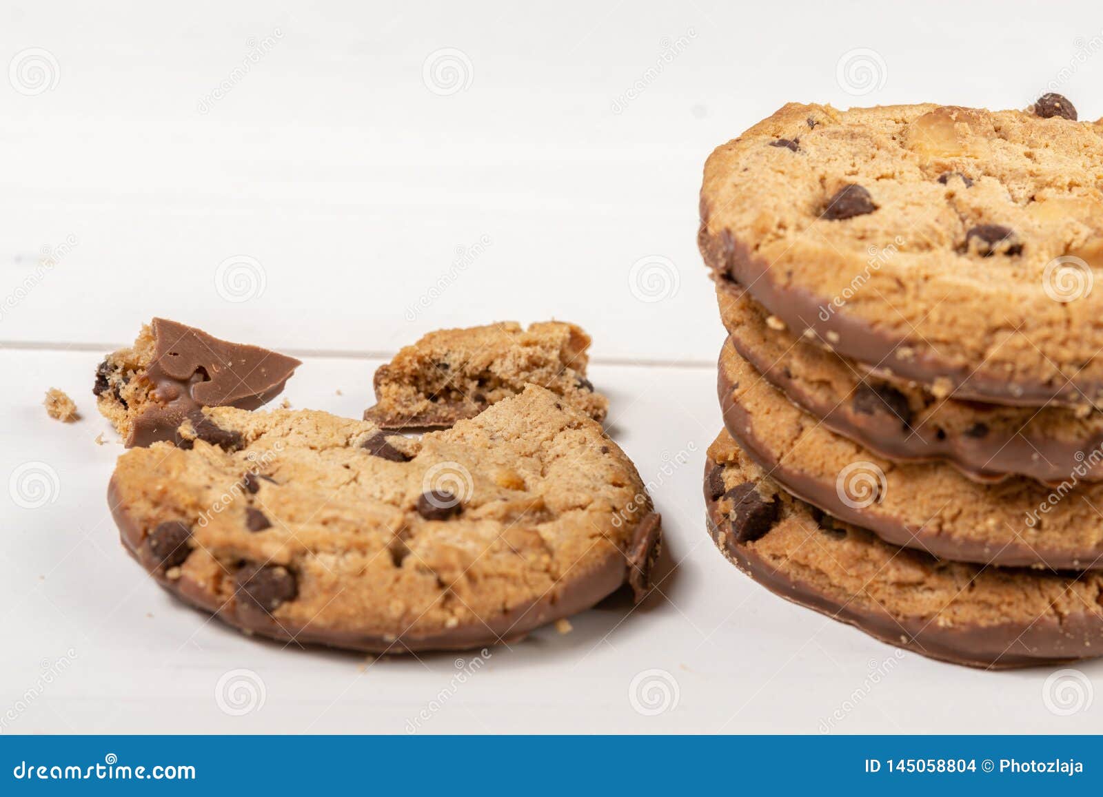 Biscuits Croquants De Biscuit Avec Du Chocolat D Isolement Au Dessus Du Fond Blanc Photo Stock Image Du Nourriture Gateau Biscuits Croquants De Biscuit Avec Du Chocolat D Isolement Au Dessus Du Fond Blanc Photo Stock Image Du Nourriture Gateau