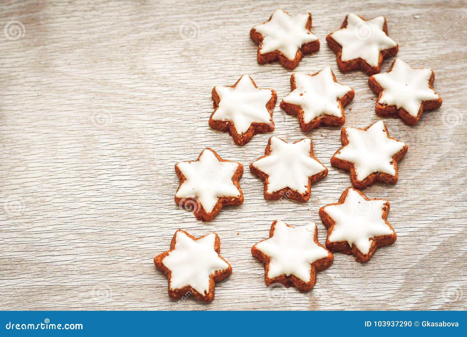 Biscuits d'étoile de Noël. La maison de Noël a fait des biscuits d'étoile, la vue supérieure, endroit pour le texte