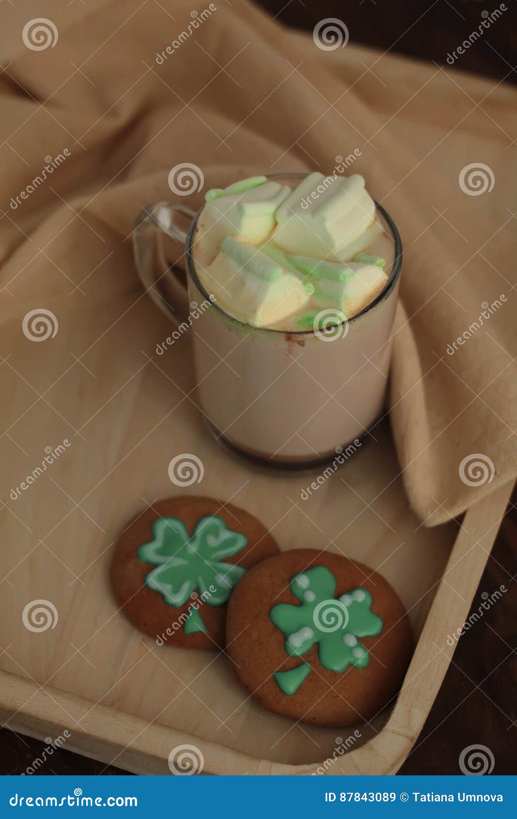 Biscuits décoratifs sur le fond en bois Concept de jour de Patricks de saint. Biscuits décoratifs et une tasse avec du cacao sur le concept de jour de Patricks de saint de plateau