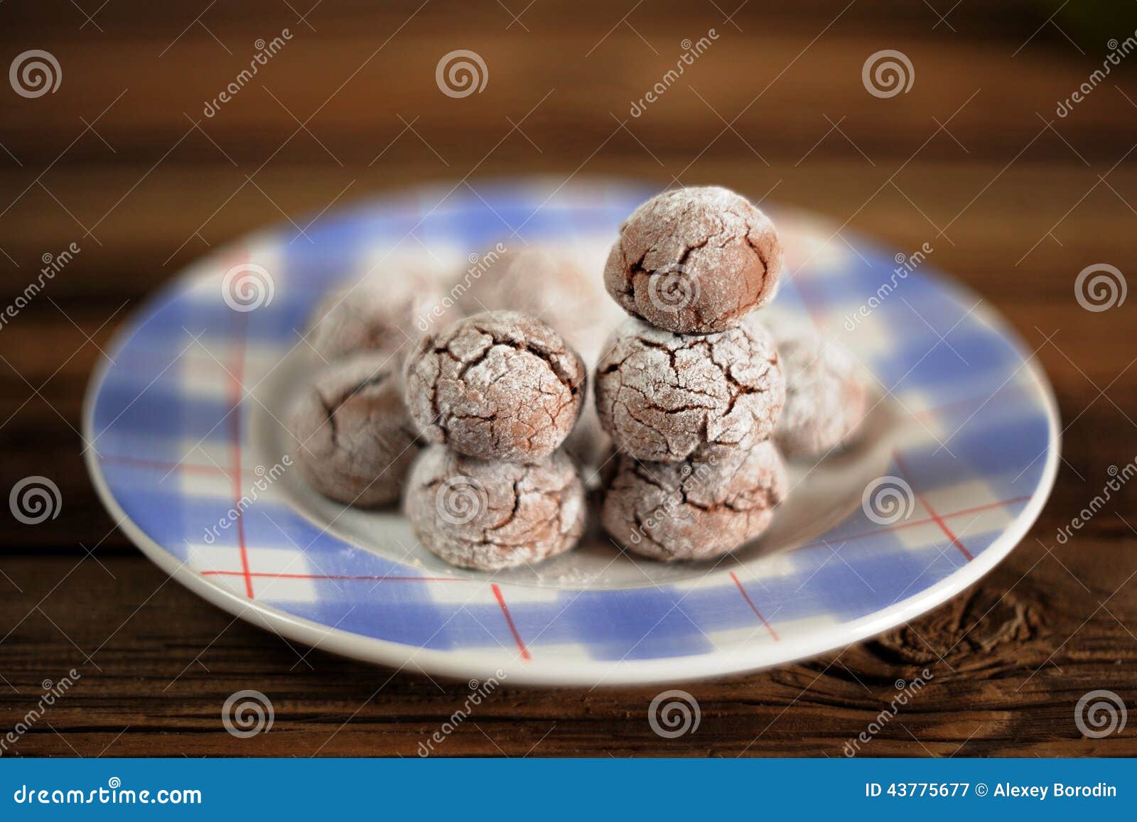 Biscuits faits maison de boule de chocolat d'un plat bleu sur le fond en bois
