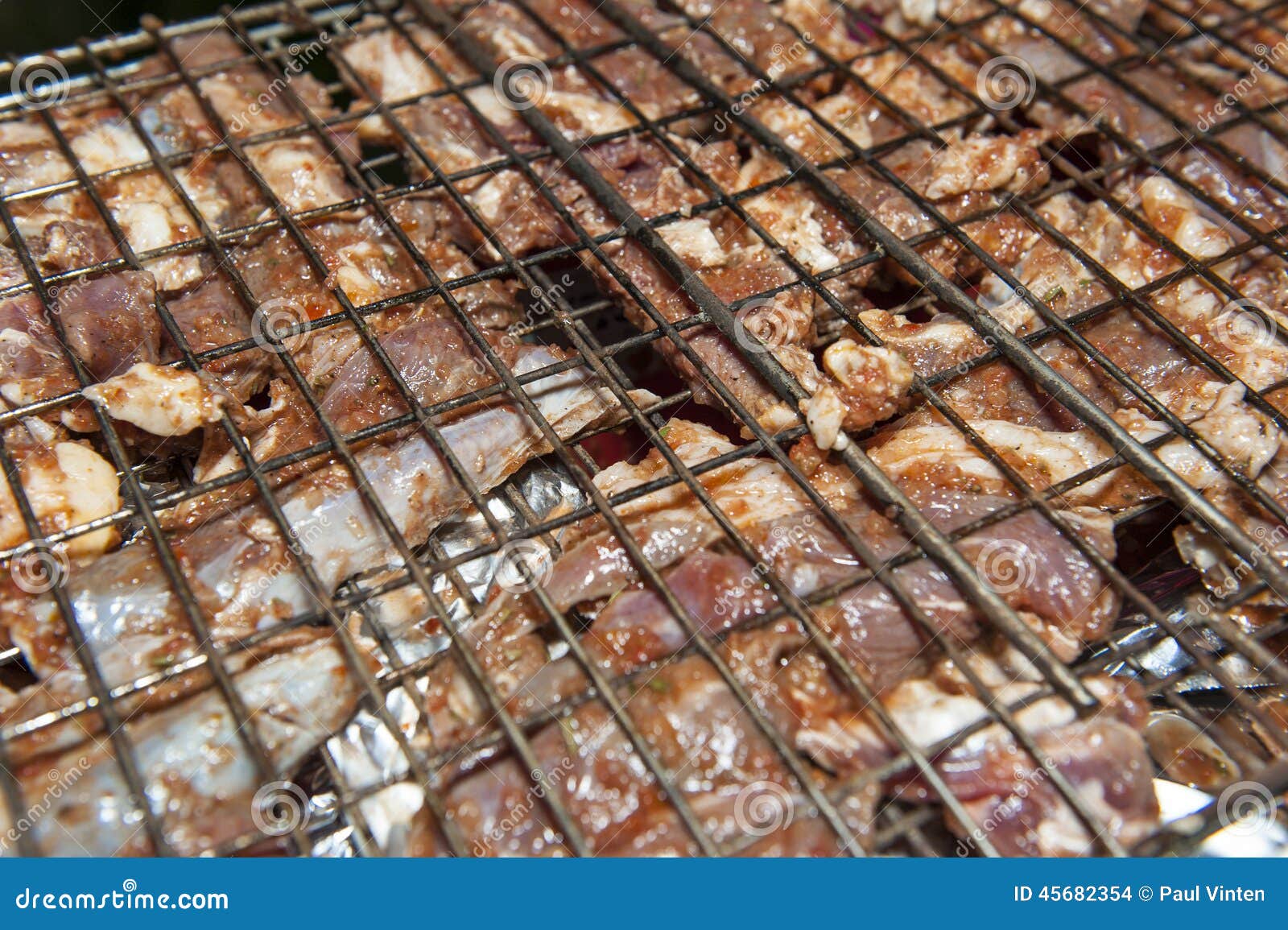 Bistecche di manzo che cucinano su un BBQ. Dettaglio del primo piano delle bistecche della carne del manzo che cucina sulla griglia del barbecue