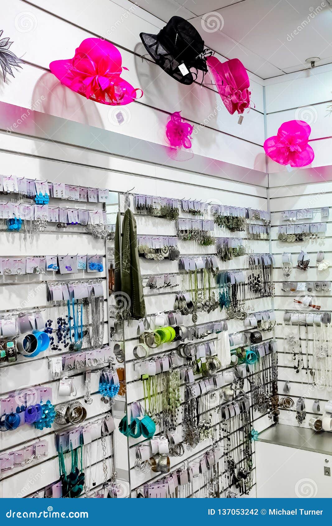Un lugar en donde podrás encontrar hermosos accesorios en bisutería para  mujer🙌🏻 ¡Encuéntralos en Unicentro Shopping, primer…