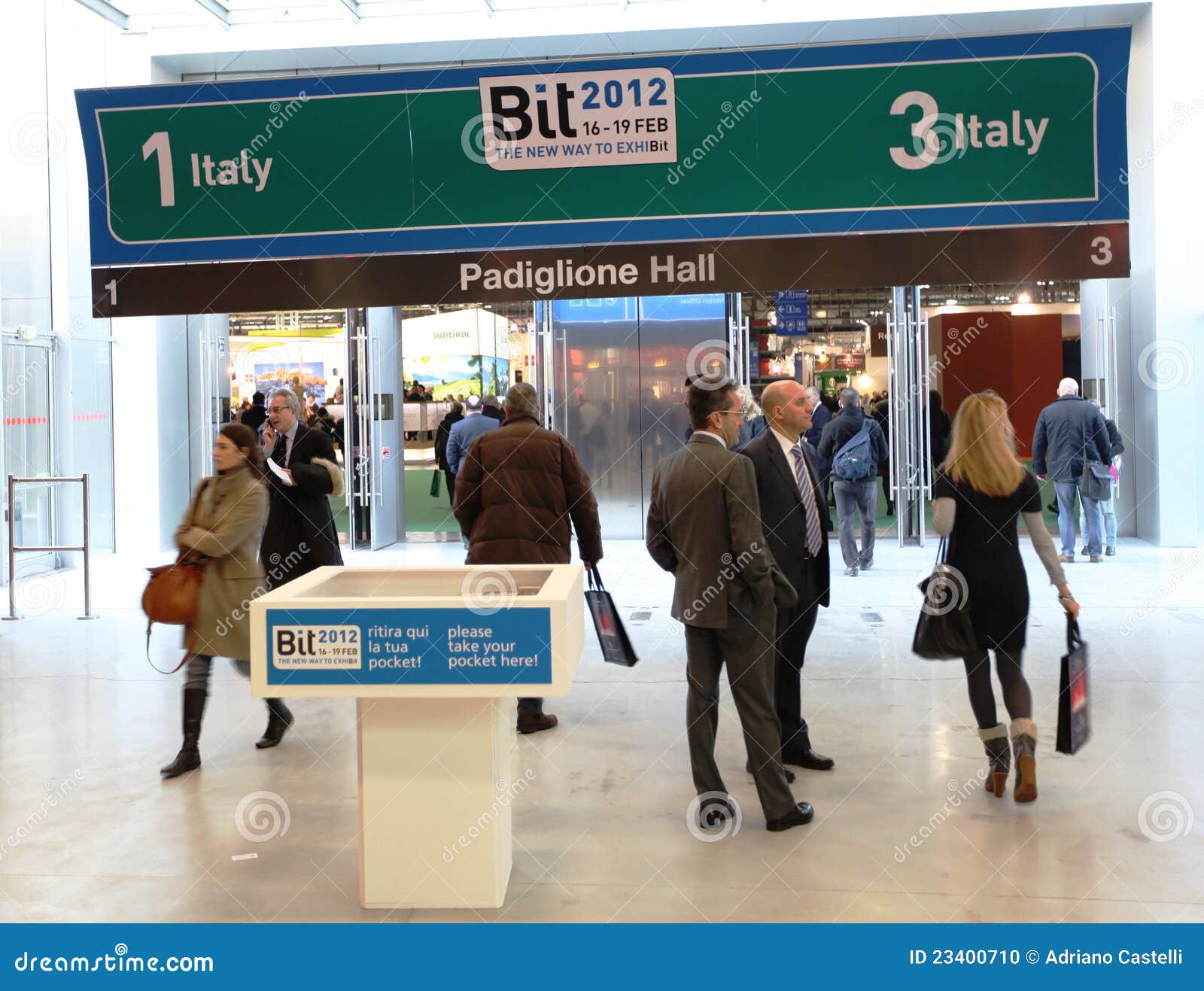 BIT, scambio internazionale di turismo. La gente entra nel BIT 2012, scambio internazionale di turismo a Milano, Italia.