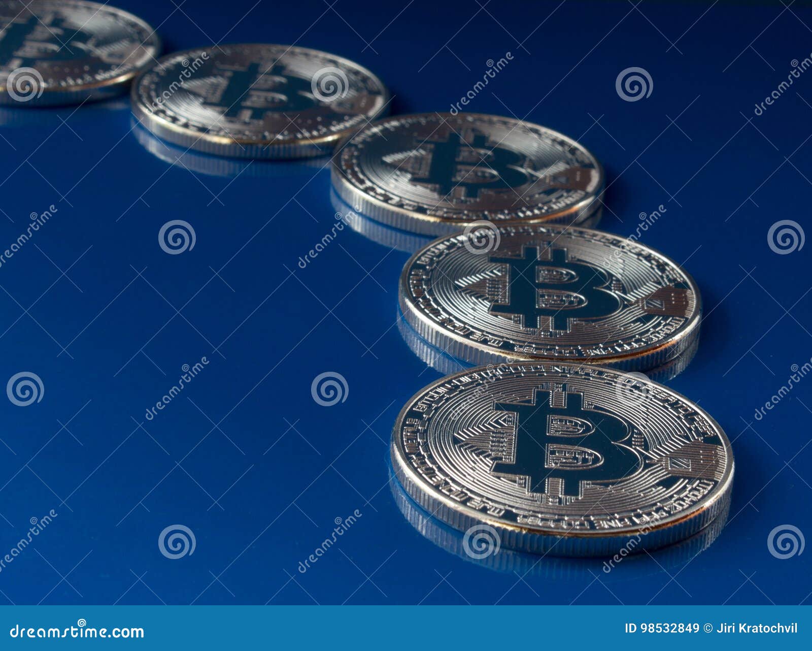 Bitcoin De Prata - Moeda Virtual Imagem de Stock - Imagem de custo,  eletrônico: 98532849