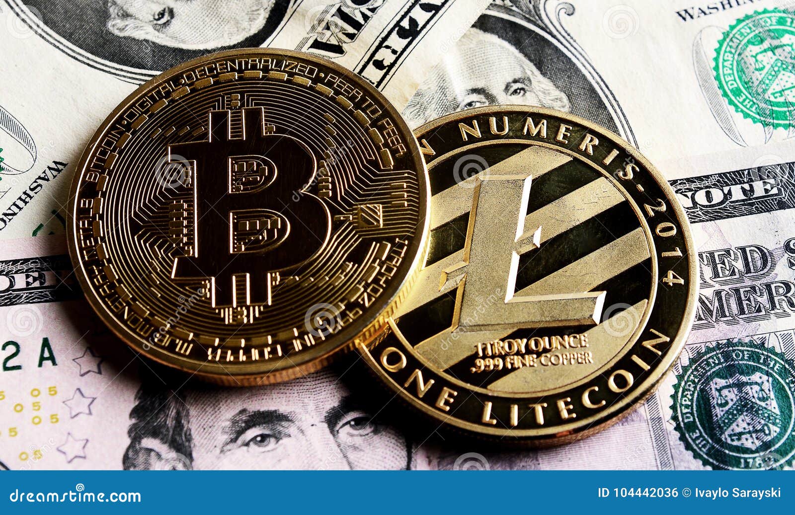 Bitcoin E Litecoin Sobre Cédulas Do Dólar Foto de Stock - Imagem de  financeiro, investimento: 104442036