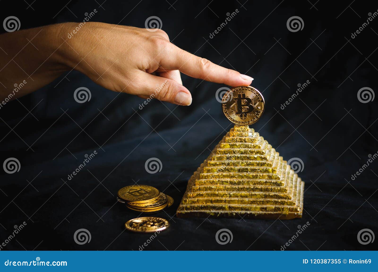 Bitcoin Encima De La Pirámide Imagen de archivo - Imagen de divisa, moneda:  120387355