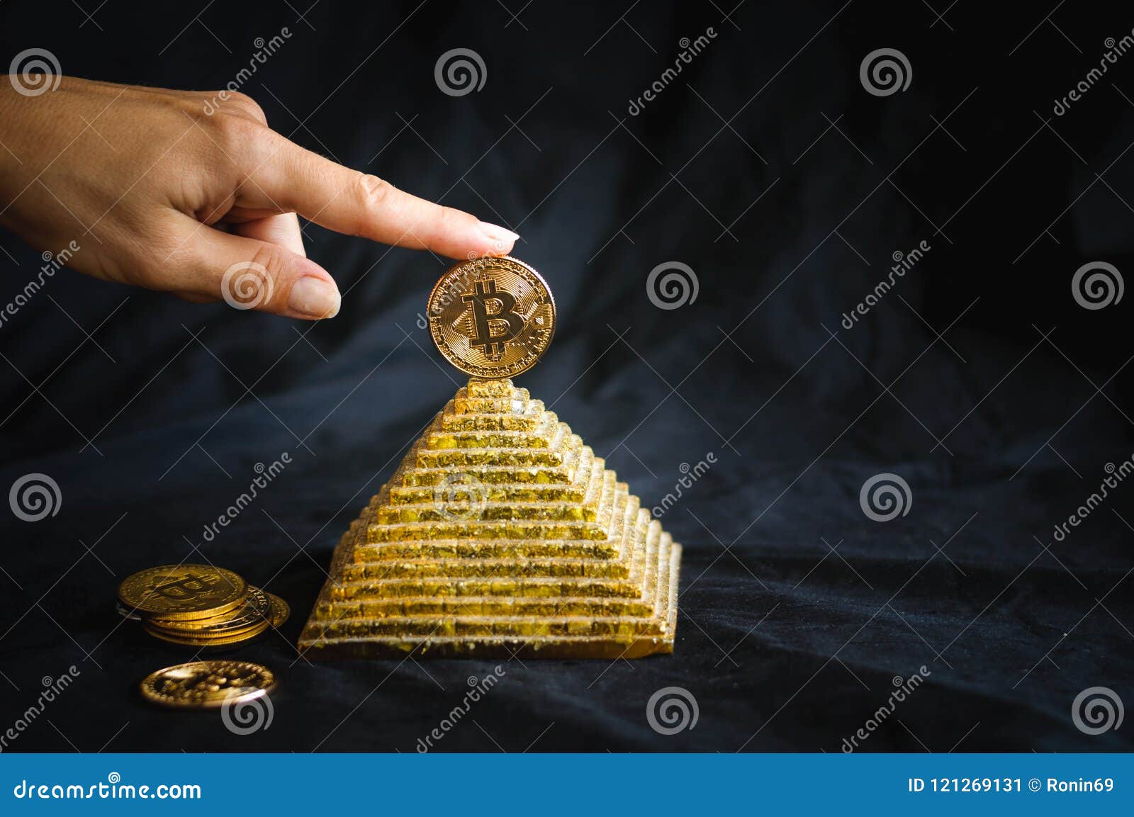 Bitcoin Encima De La Pirámide Imagen de archivo - Imagen de efectivo,  divisa: 121269131