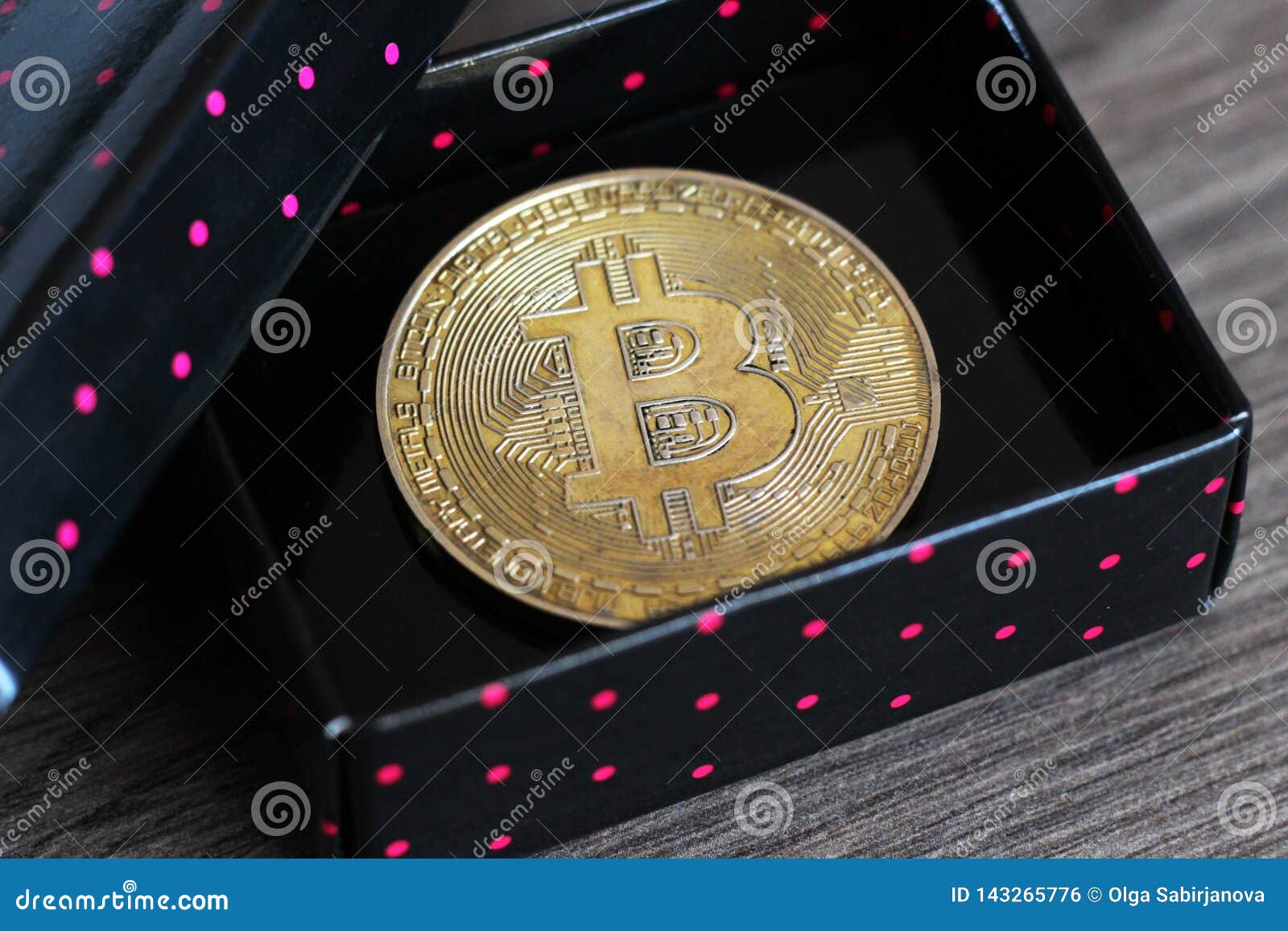Bitcoin Gold Coin and Gift Box Stock Photo - Image of black, international:  143265776