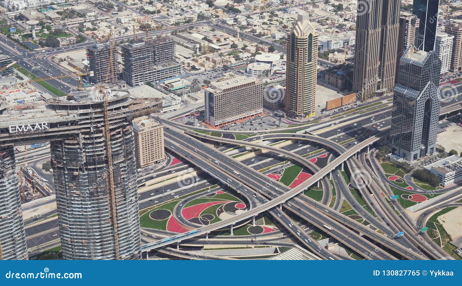 Il Dubai, UAE - 9 aprile 2018: Bivi multilivelli urbani moderni nella vista del centro del Dubai dal video di riserva superiore del metraggio
