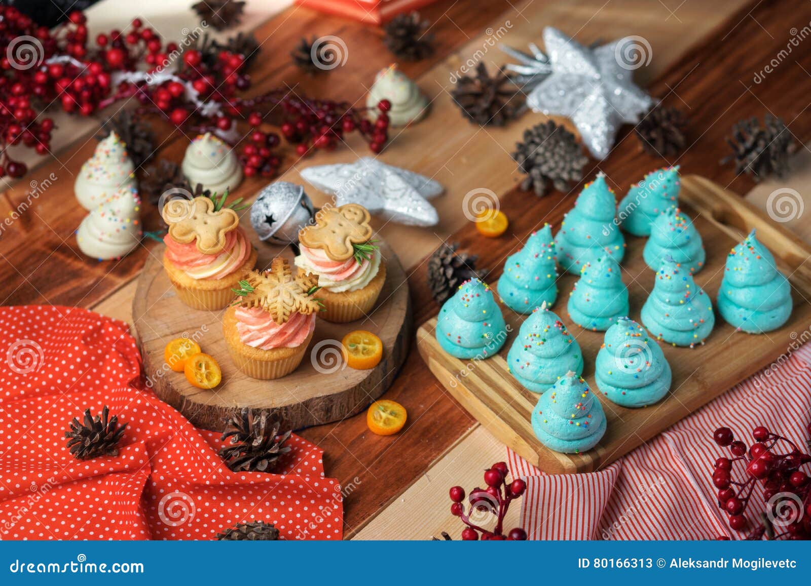 Bizet和capcake以圣诞树的形式. 色的蛋白甜饼和capcake以圣诞树的形式，安置在一位木屠户