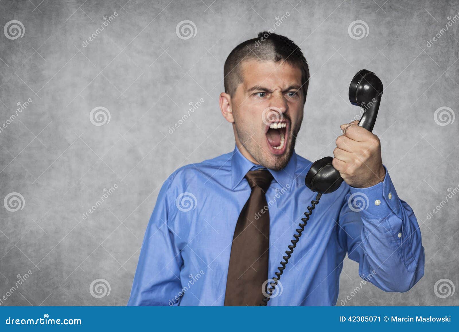 Biznesmen rozładowywa złość na pracowniku telefonem