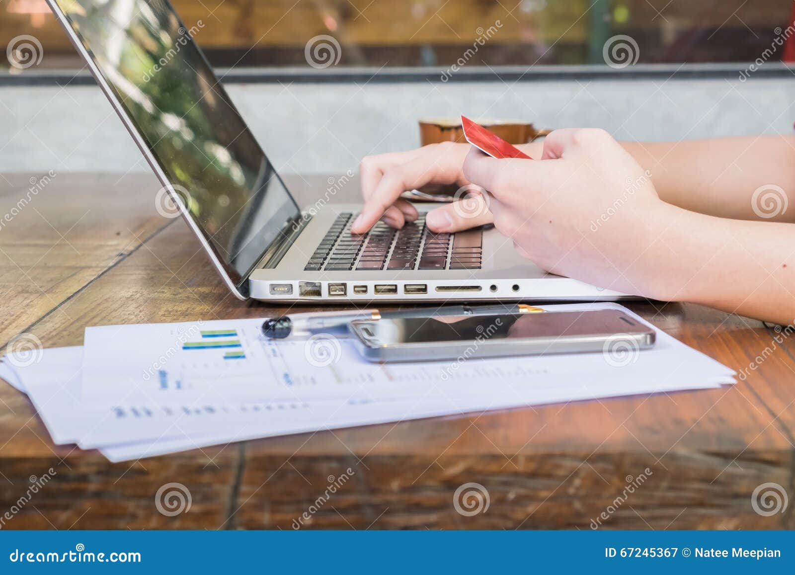 Biznesmen wchodzić do informacja od kredytowej karty używać laptop w sklep z kawą
