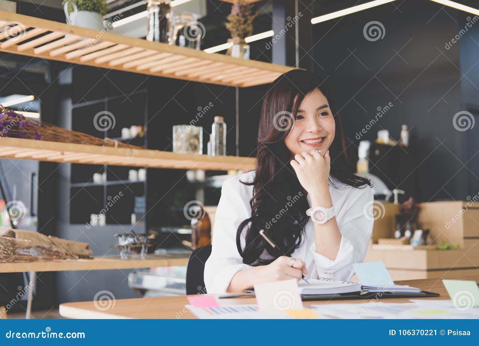 Azjatykci bizneswoman pisze notatce na notatniku przy miejscem pracy początkowa kobieta pracuje z planu biznesowego raportu dokumentem przy biurem młody żeński przedsiębiorca analizuje księgowość targowych dane pieniężny doradca z papierkową robotą na stole