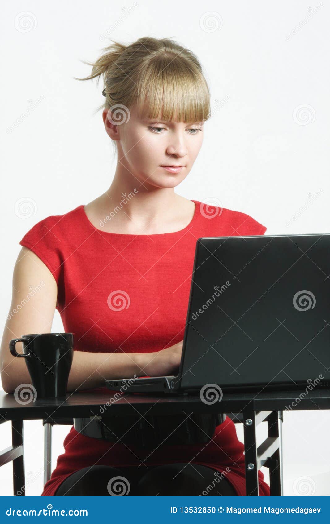 Bizneswomanu laptopu czerwony pisać na maszynie. Blond bizneswomanu laptopu czerwieni pisać na maszynie potomstwa