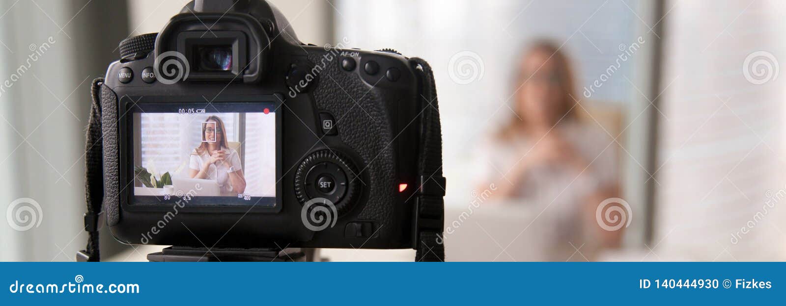 Bizneswomanu obsiadanie przy nowożytnym biurem opowiada na kamery magnetofonowej prezentacji. Horyzontalny zakończenie w górę fotografia bizneswomanu obsiadania w biuro rejestru bloga prezentacji wideo rozmowie na kamerze o sukcesie, ekranowy promo reklamy pojęcie, sztandar dla strona internetowa chodnikowa projekta z kopii przestrzenią dla teksta