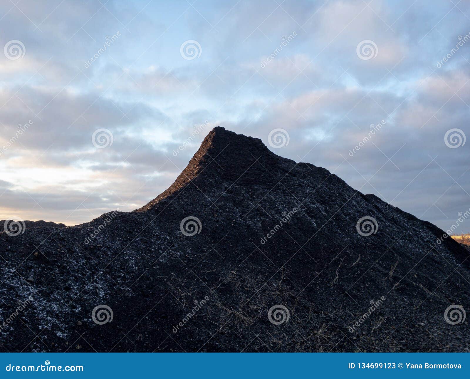 Black Coal Mountain Against The Winter Sky Stock Image Image Of Wintertime Coal 134699123