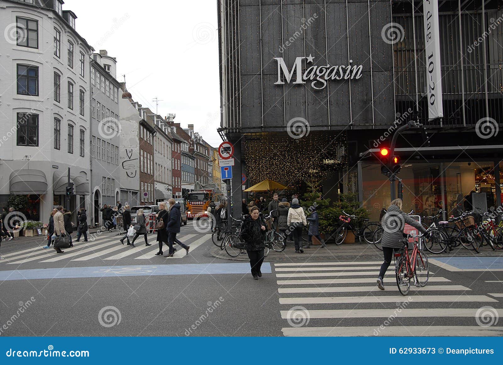 BLACK FRIDAY SHOPPERS editorial stock photo. Image of denmark - 62933673