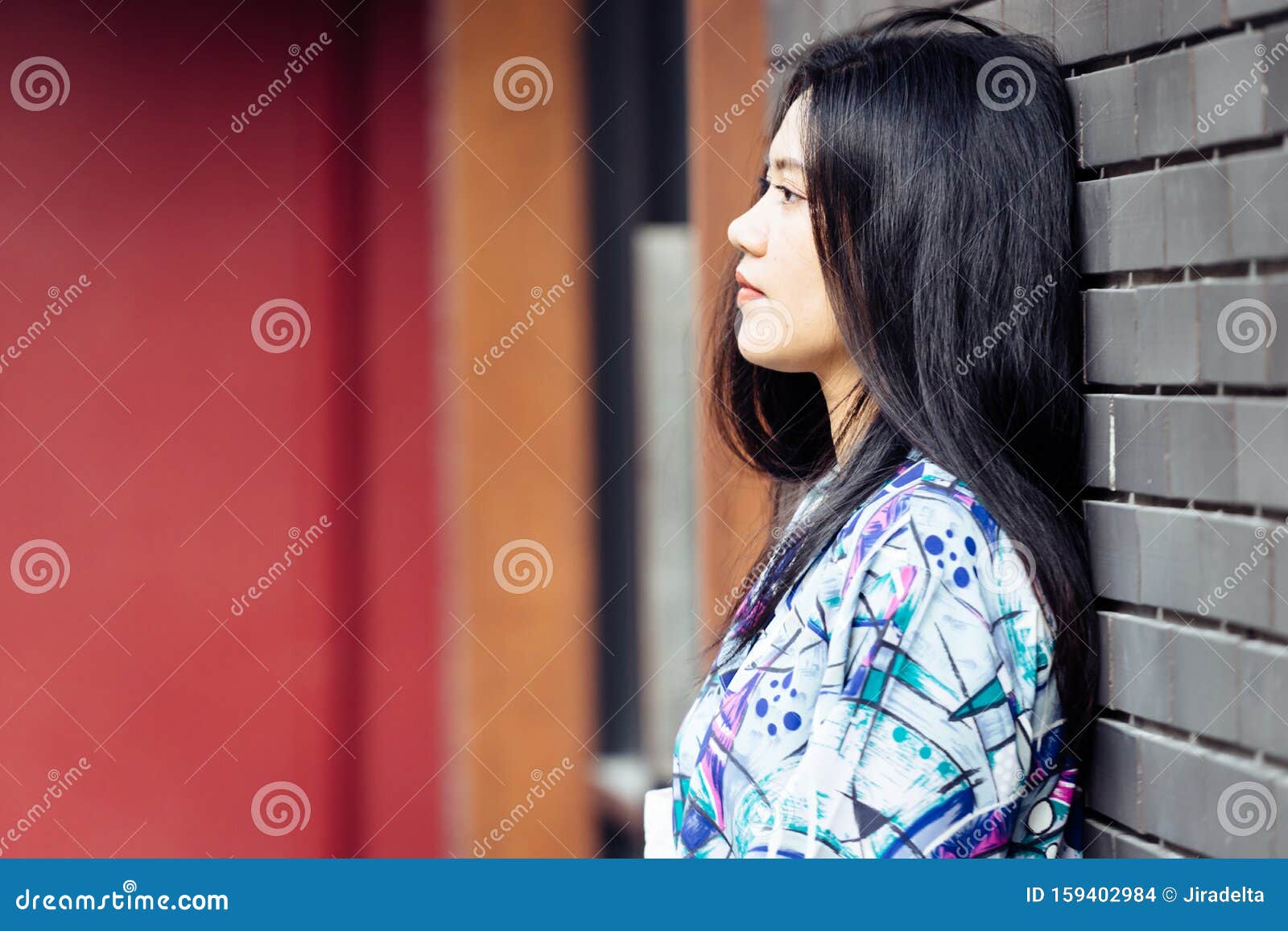 Black Long Hair Asian Girl Leunend Naar Brick Wall Stock Foto