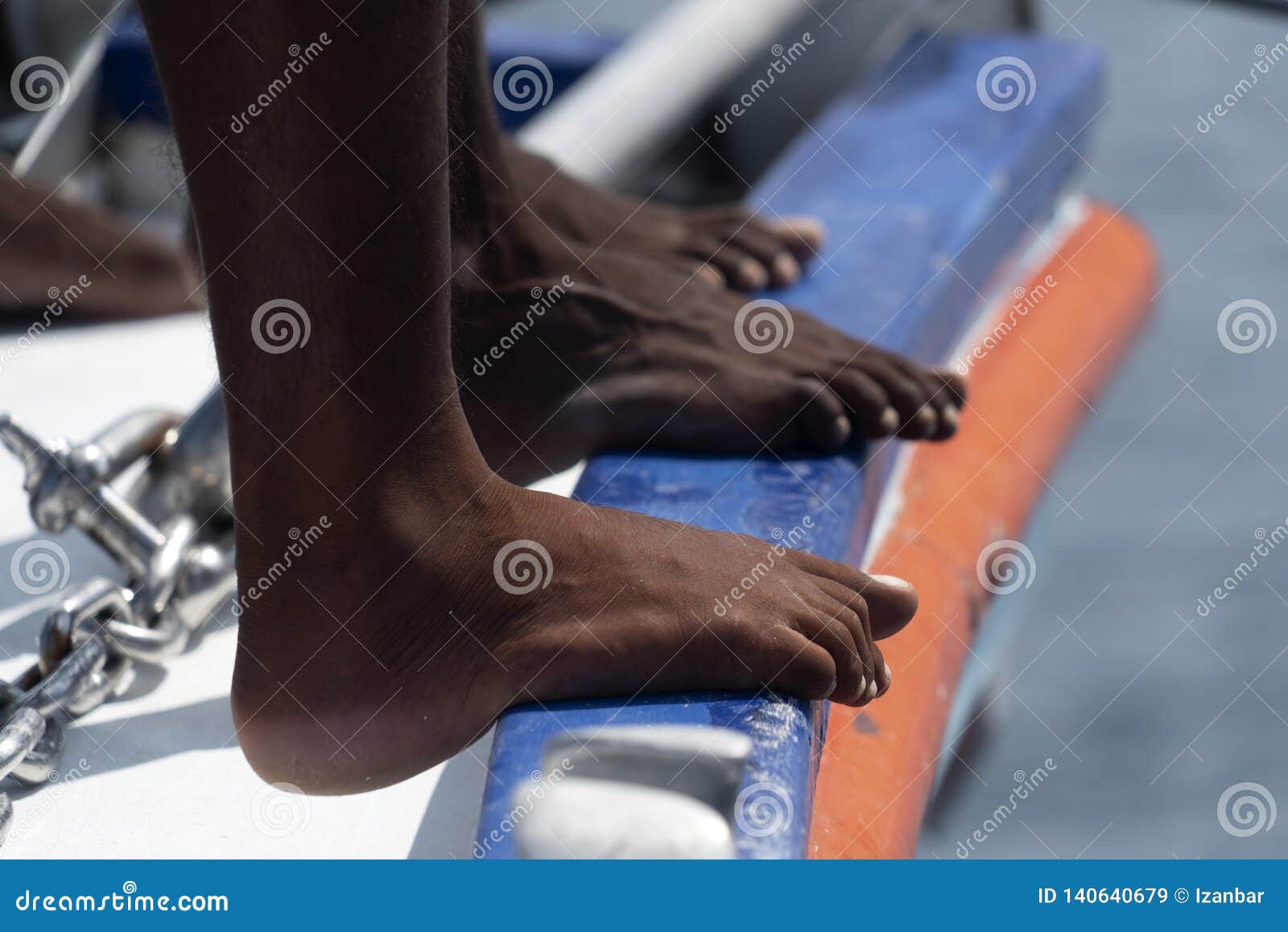 Ноги чернокожих. Ступни чернокожих. Негритянские ножки. Негритянские ступни.