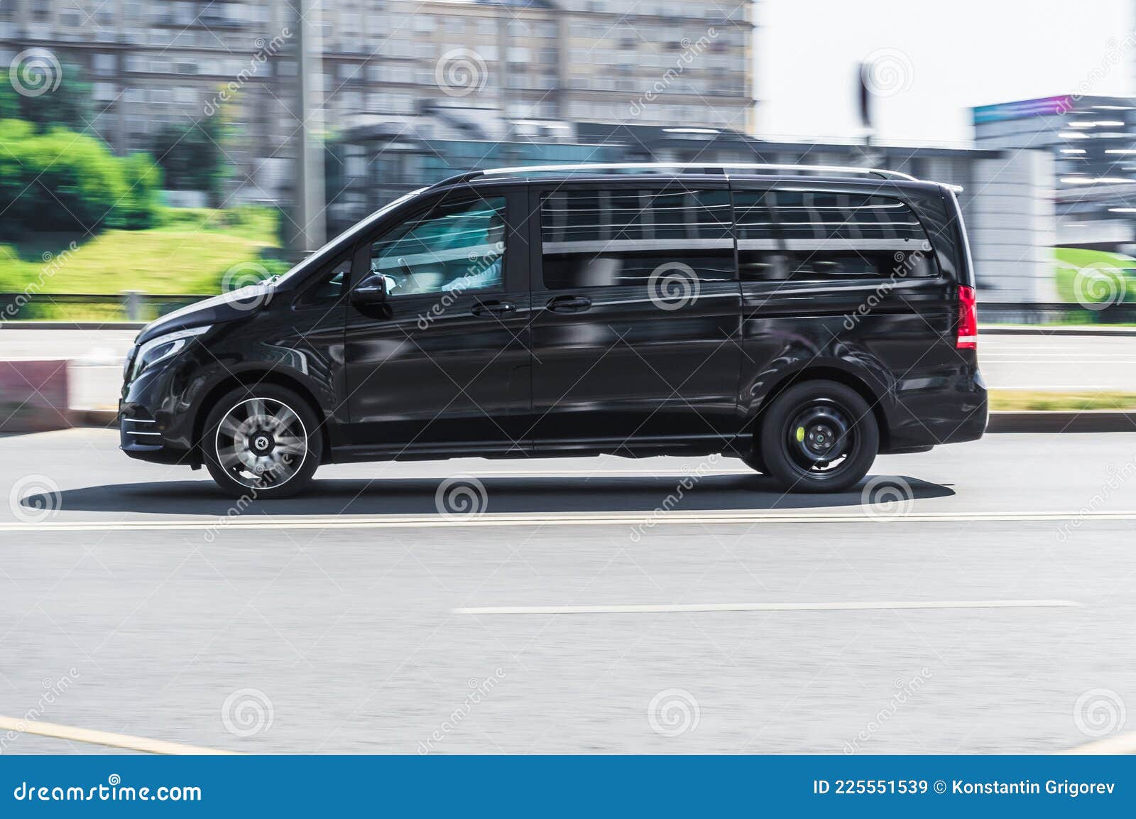 Black passenger van Mercedes Benz W447 Viano in the city street in motion.  Luxury black Mercedes Vito van Stock-Foto