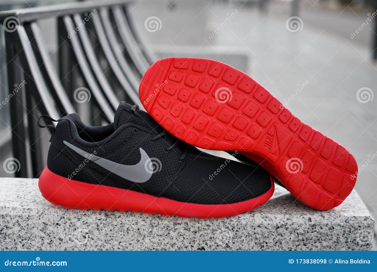 electrodo soldadura A rayas Black Red Nike Roshe Run Running Shoes, Sneakers on Grey Urban Background.  Krasnoyarsk, Russia - April 16, 2015 Editorial Stock Photo - Image of  sneakers, fashion: 173838098