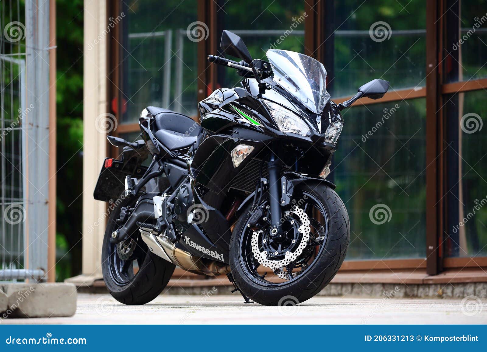 Selskab svimmelhed Motivere Black Sport Bike Kawasaki Ninja in the Rain Editorial Stock Photo - Image  of black, motostyle: 206331213