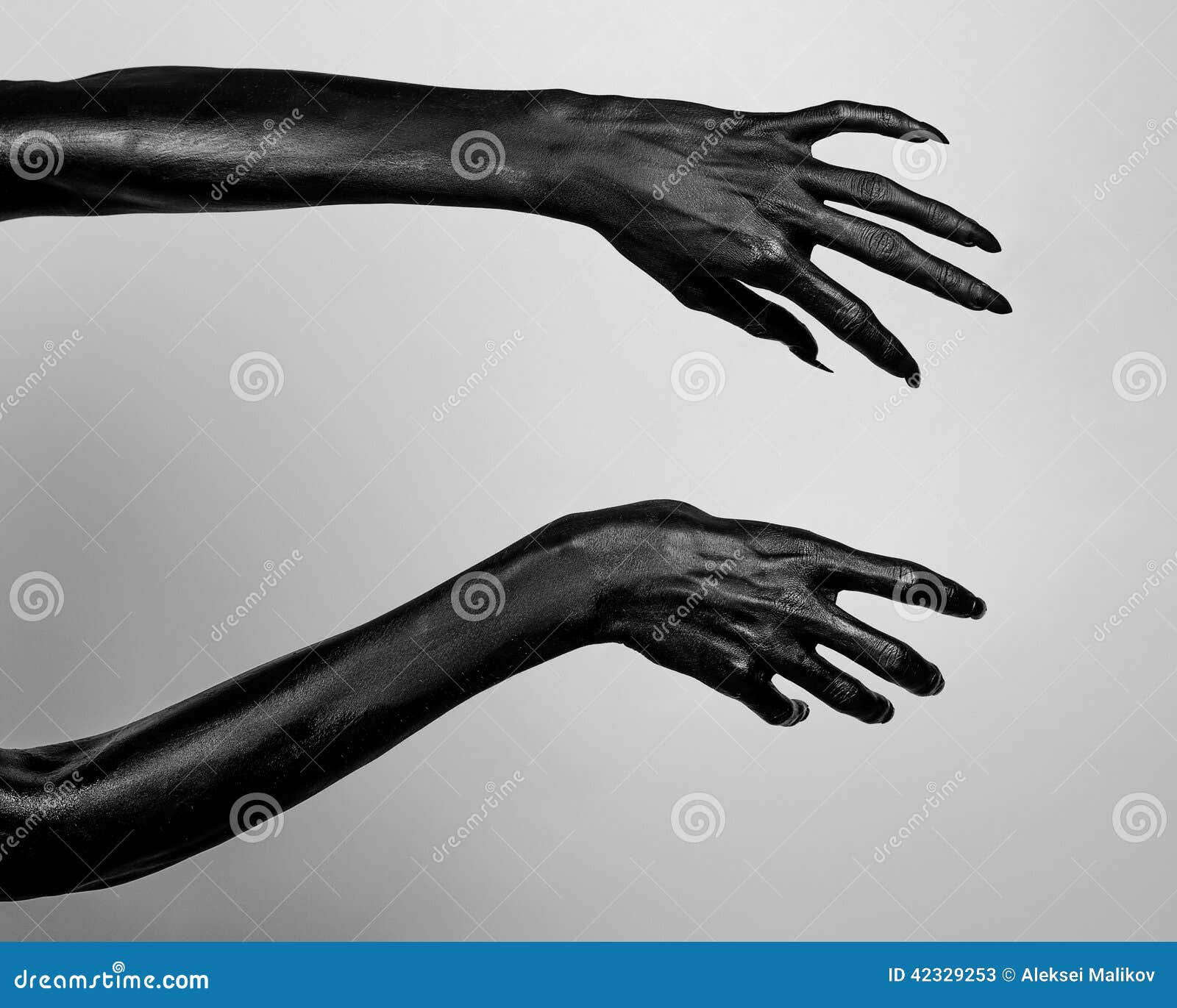 Сонник черные руки. Черные тонкие руки смерти. Две страшные чёрные руки.