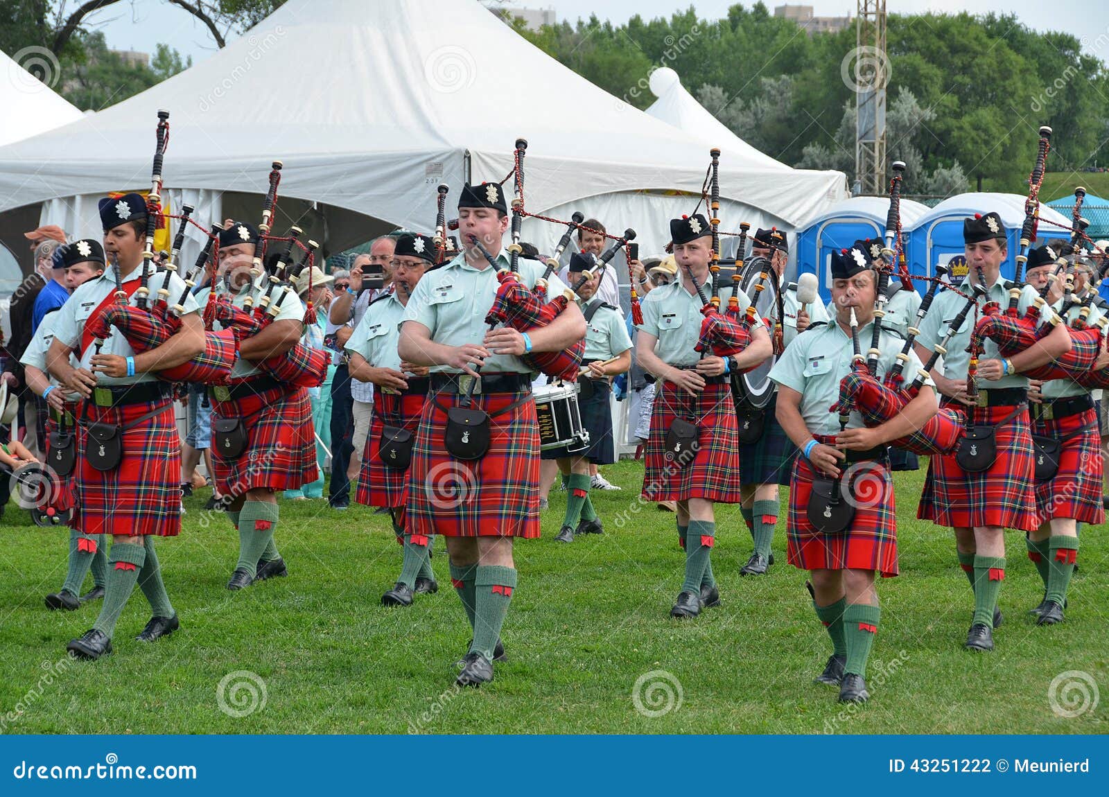 https://thumbs.dreamstime.com/z/black-watch-pipes-drums-montreal-canada-august-oldest-organized-pipe-band-north-america-consistently-ranked-43251222.jpg