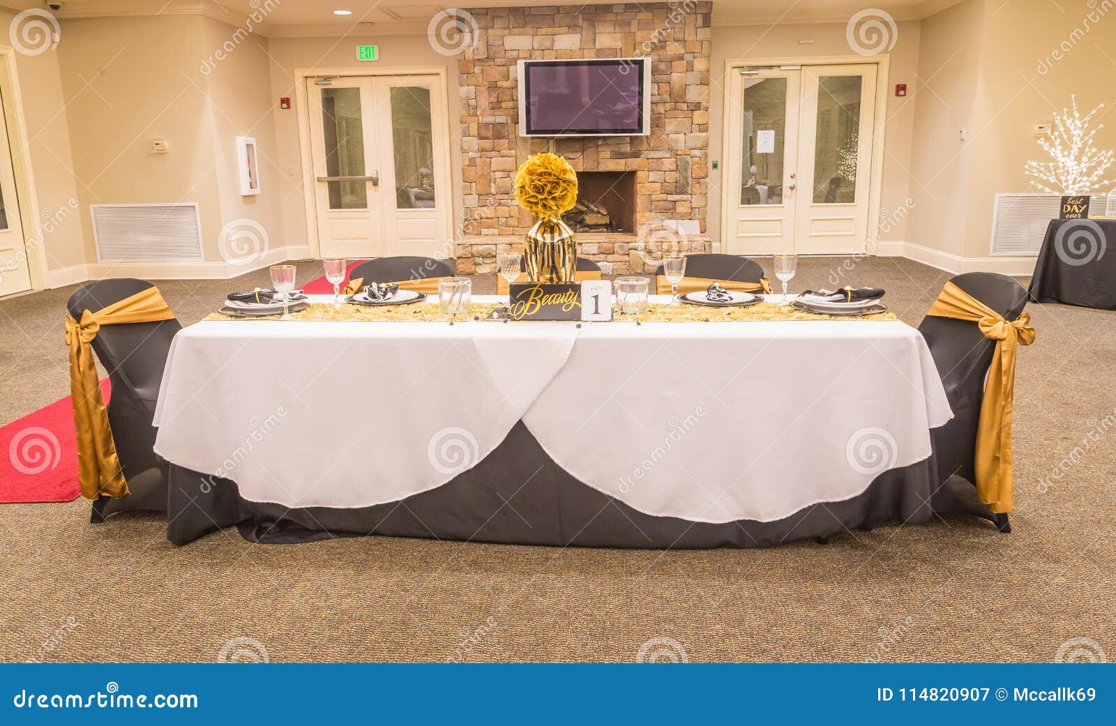 Banquet  Black and gold party decorations, Black gold party, Gold birthday  party