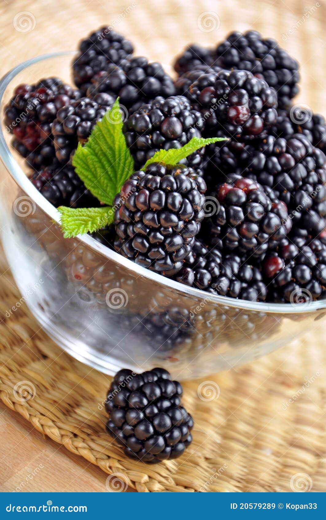 Blackberries in a Glass Bowl Stock Image - Image of leaf, blackberries ...