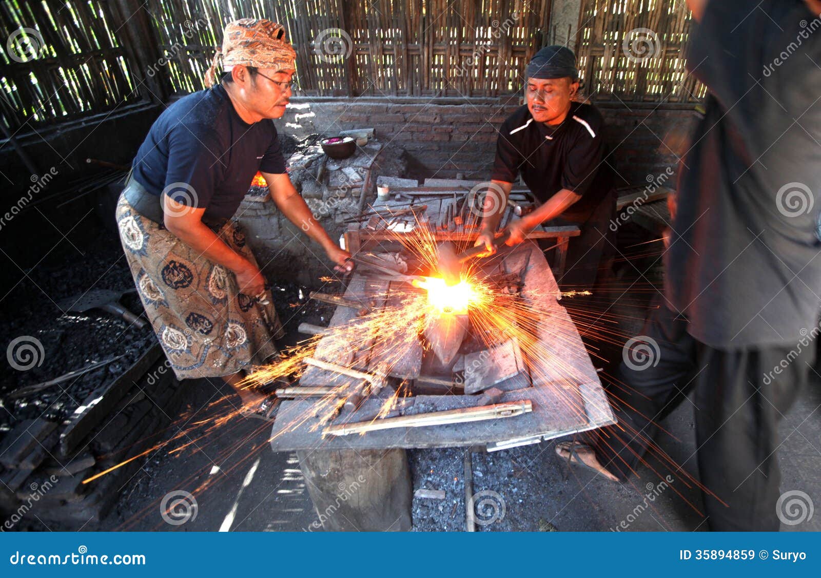 Blacksmith robił tradycyjnej broni Jawajskim keris w Karanganyar, Środkowy Jawa, Indonezja