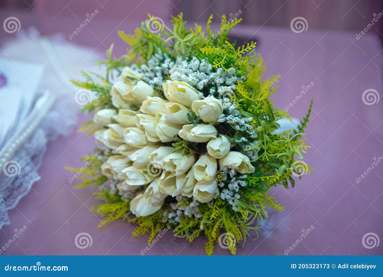 Blanc De Freesia . Bouquet De Mariage Blanc . Bouquet De Mariage Vory Et  Vert Des Roses Et Des Fleurs De Freesia . Épouser Le Bouq Image stock -  Image du mariée, frais: 205323173