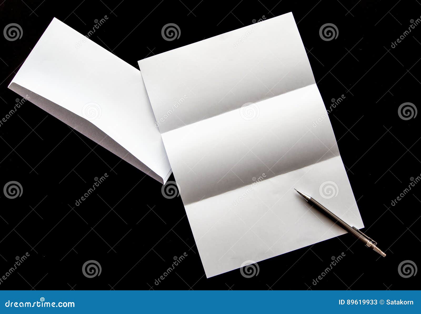 Blanc De Papier De Lettre Et D'enveloppe Blanche Avec Le Stylo