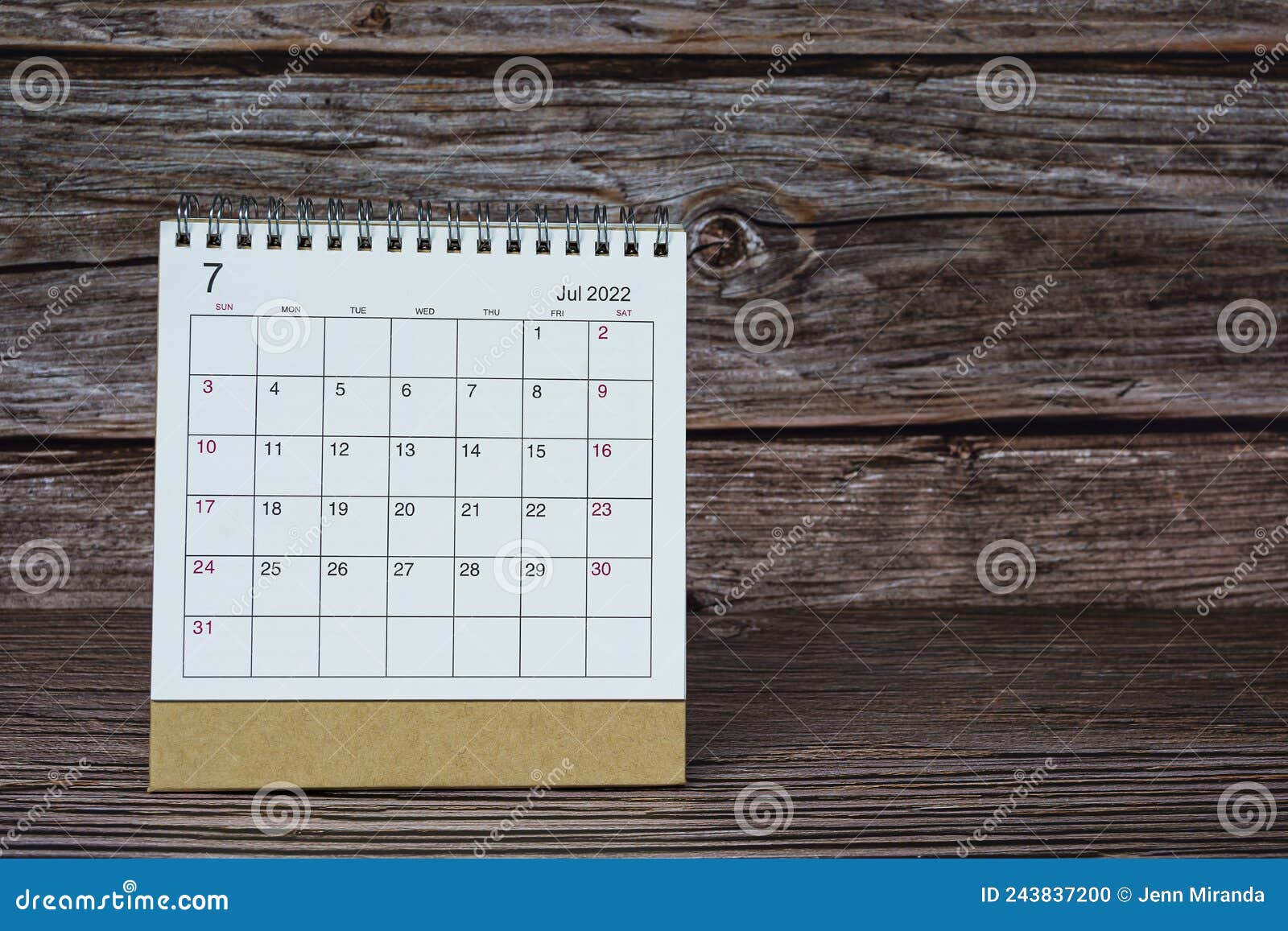 Blanc Juillet 2022 Calendrier Sur Bureau En Bois 2022 Concept Nouvelle  Année. Photo stock - Image du conception, annuel: 243837200