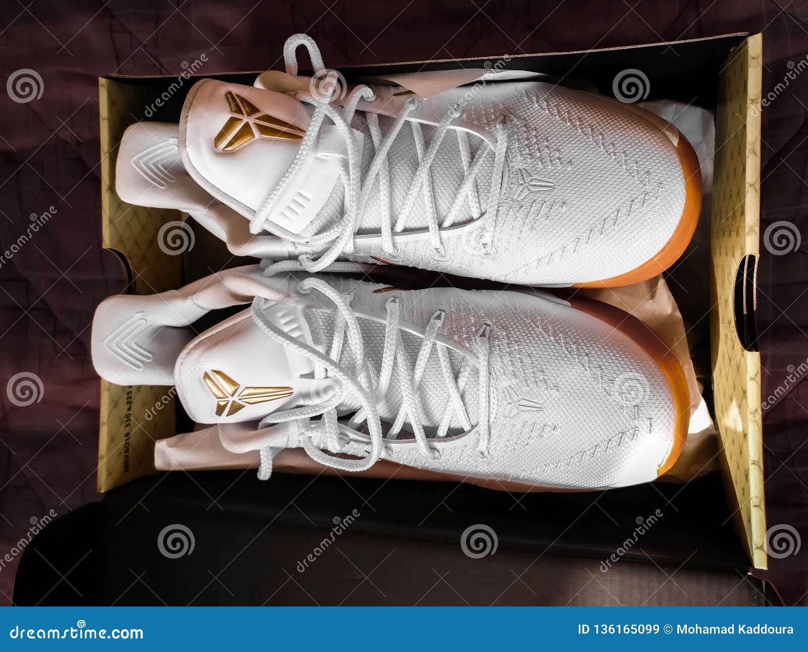 montículo A fondo Inválido Blanco Y Mamba Negra De Las Zapatillas De Deporte Del Nike De Kobe Bryant  Del Oro En Una Caja Imagen de archivo editorial - Imagen de zapatos,  piernas: 136165099