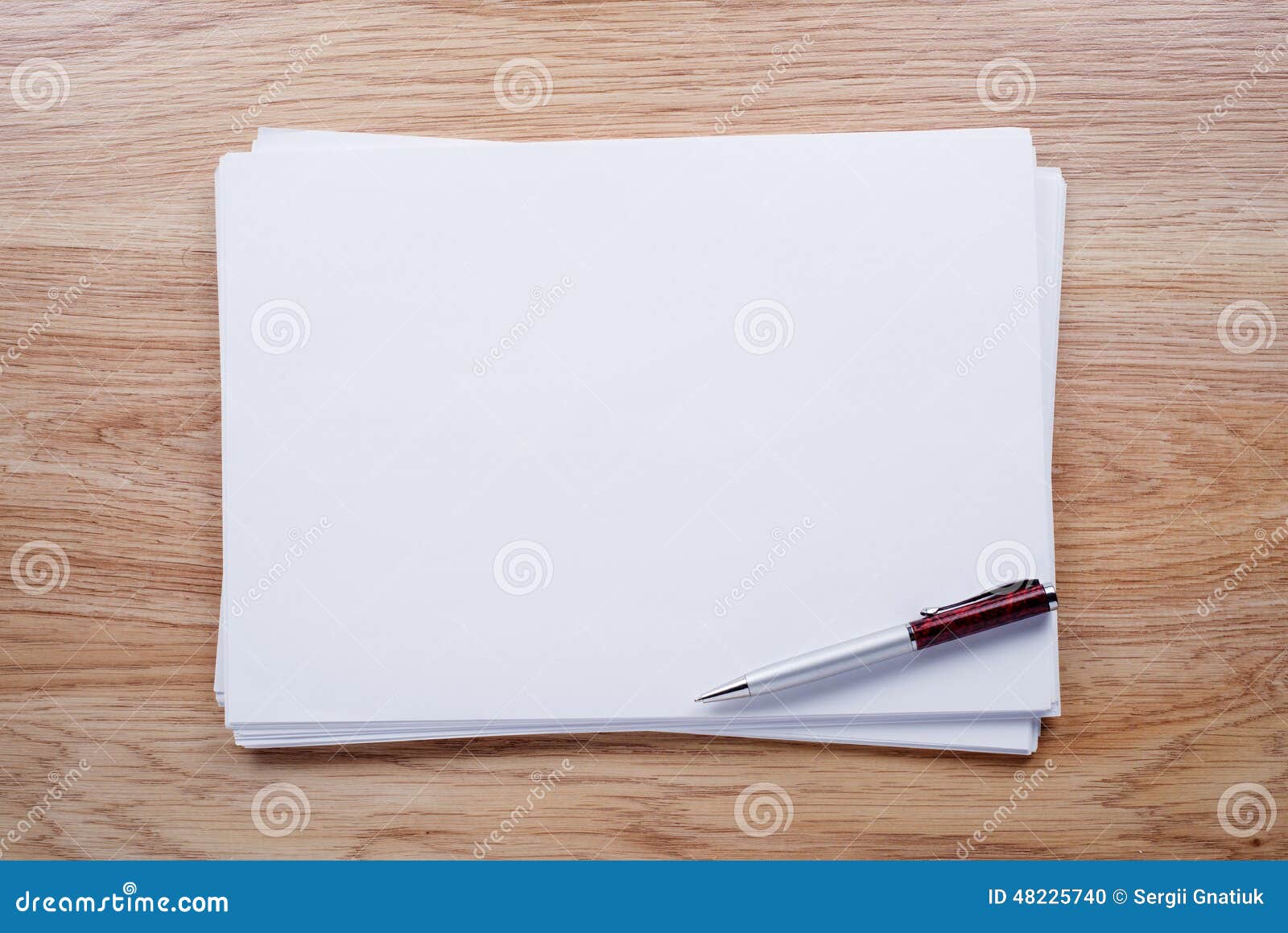 Белый лист бумаги на столе. Лист бумаги на столе. Пустой лист и ручка. Пустой лист на столе. Белый лист бумаги.